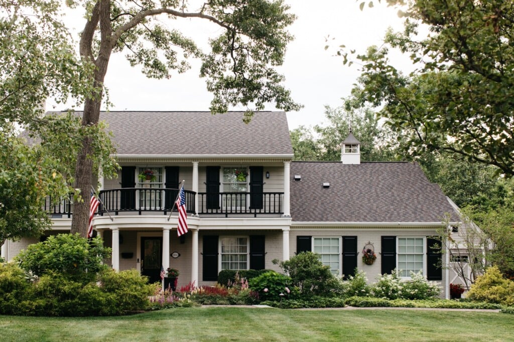 Front yard traditional landscaping and lawn mowing in Northbrook, IL | Milieu Landscaping